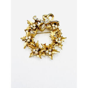 Vintage Pell gold tone Rhinestone Holly wreath brooch
